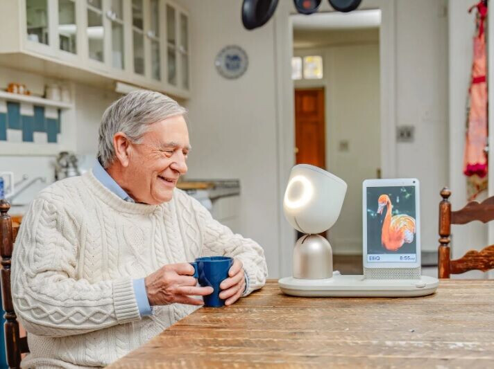 عروسک هوشمند برای سالمندان